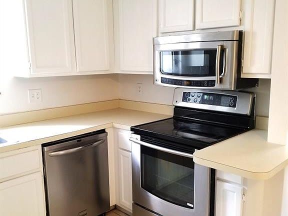 3rd image of 410 Farmington Ave APT Q1