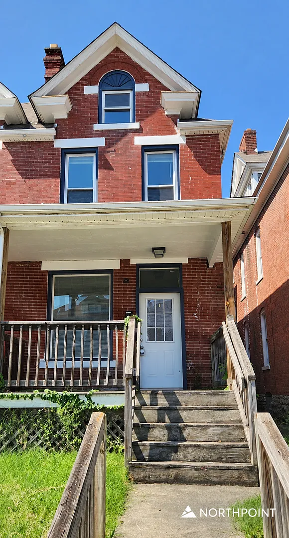 Charming 3 bed/2 bath Townhome with a private yard available for rent! — Photo 2