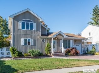 7 Eileen Ave, Plainview, NY 11803