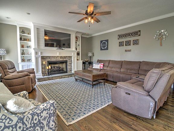3rd image of 174 Pembrooke Cir