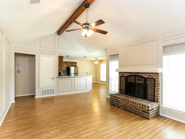 704 Brookhaven Dr — Photo 4