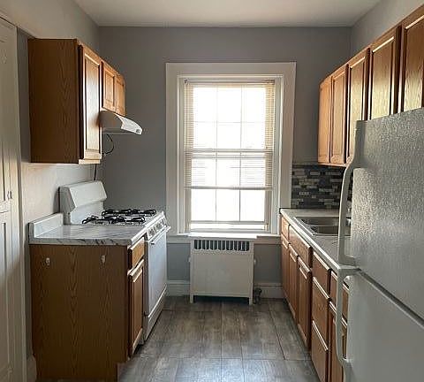 4th image of 831 Elm St APT B2