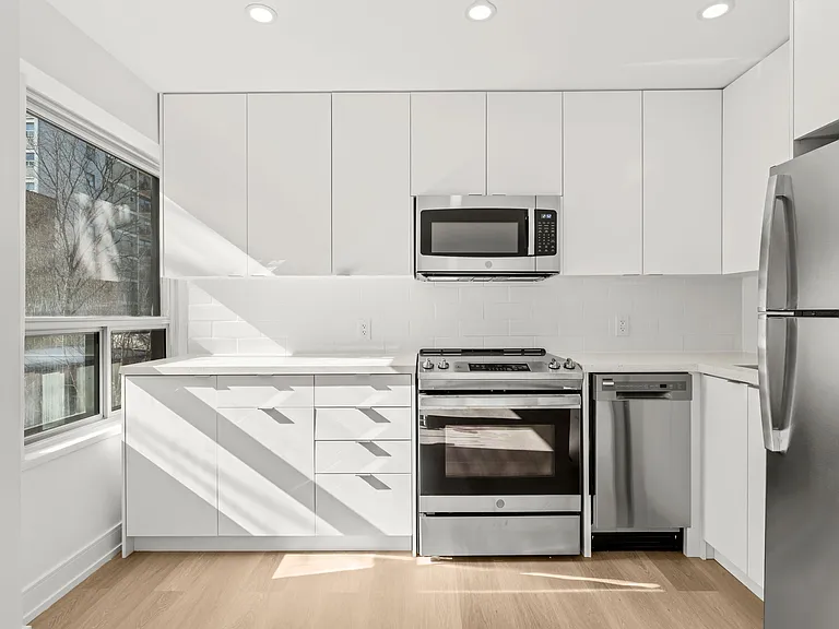 40 Tyndall Ave — Photo 35