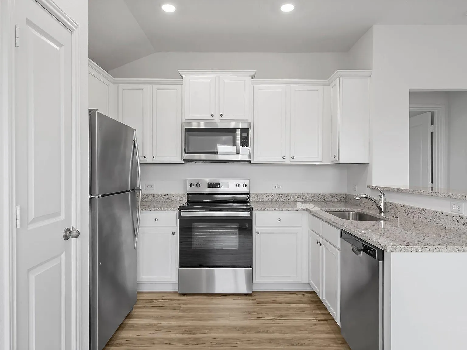 3 bed, 2.0 bath, 1076 sqft, $2,085 — Photo 3