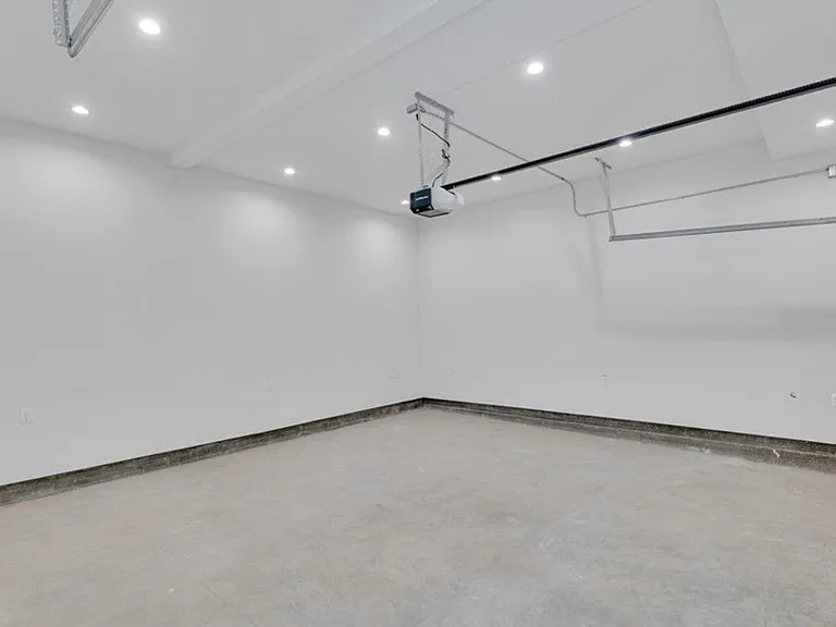 6744 Radford Ave — Photo 35