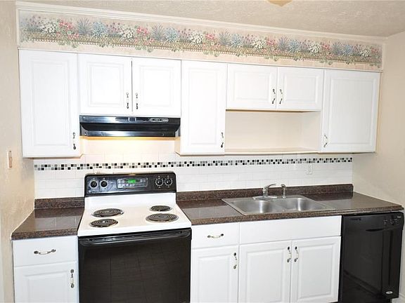4th image of 4811 Ron Cir