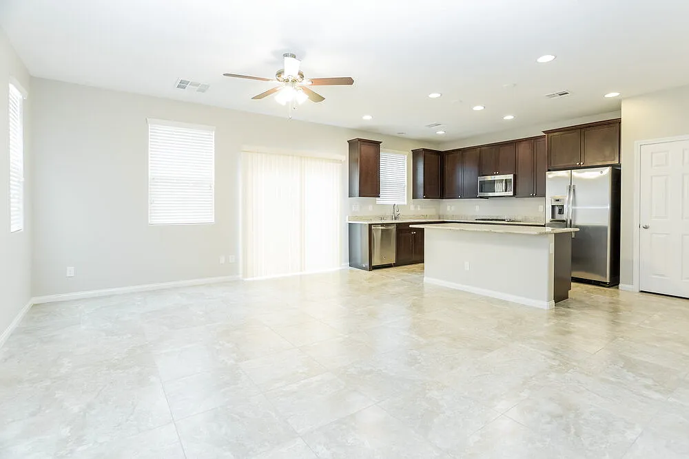 3 bed, 2.5 bath, 1596 sqft, $2,040 — Photo 2