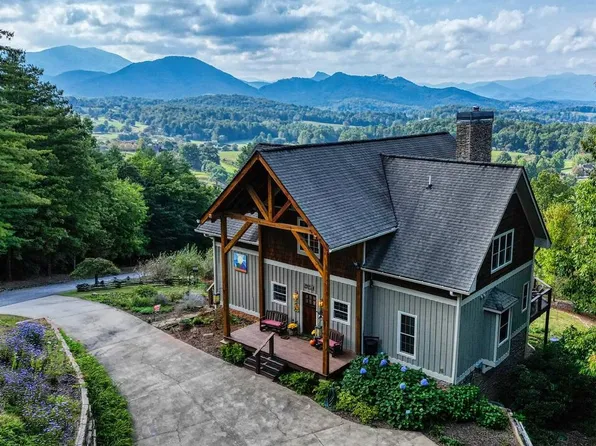 125 Harbour Heights Dr, Hayesville, NC 28904