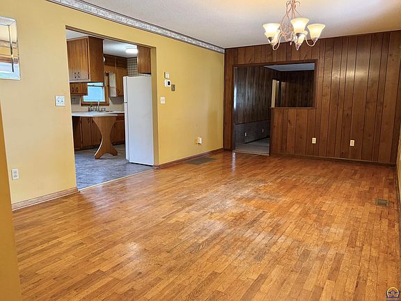 4th image of 611 Main St