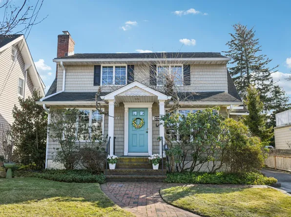 52 Rodney Place, Rockville Centre, NY 11570