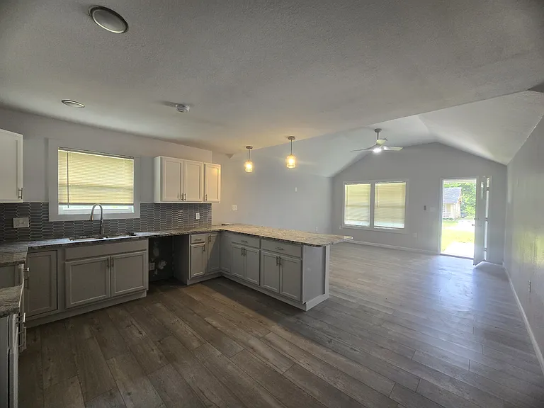 4939 Woodland Ave — Photo 5