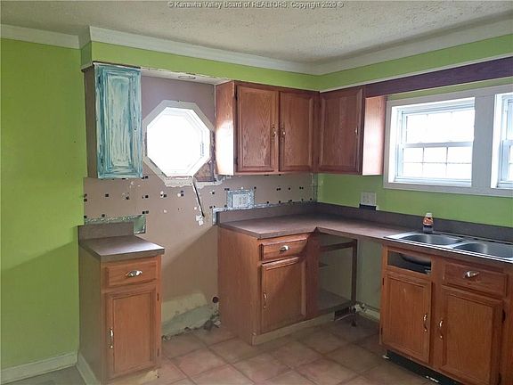 4th image of 275 Harvey St