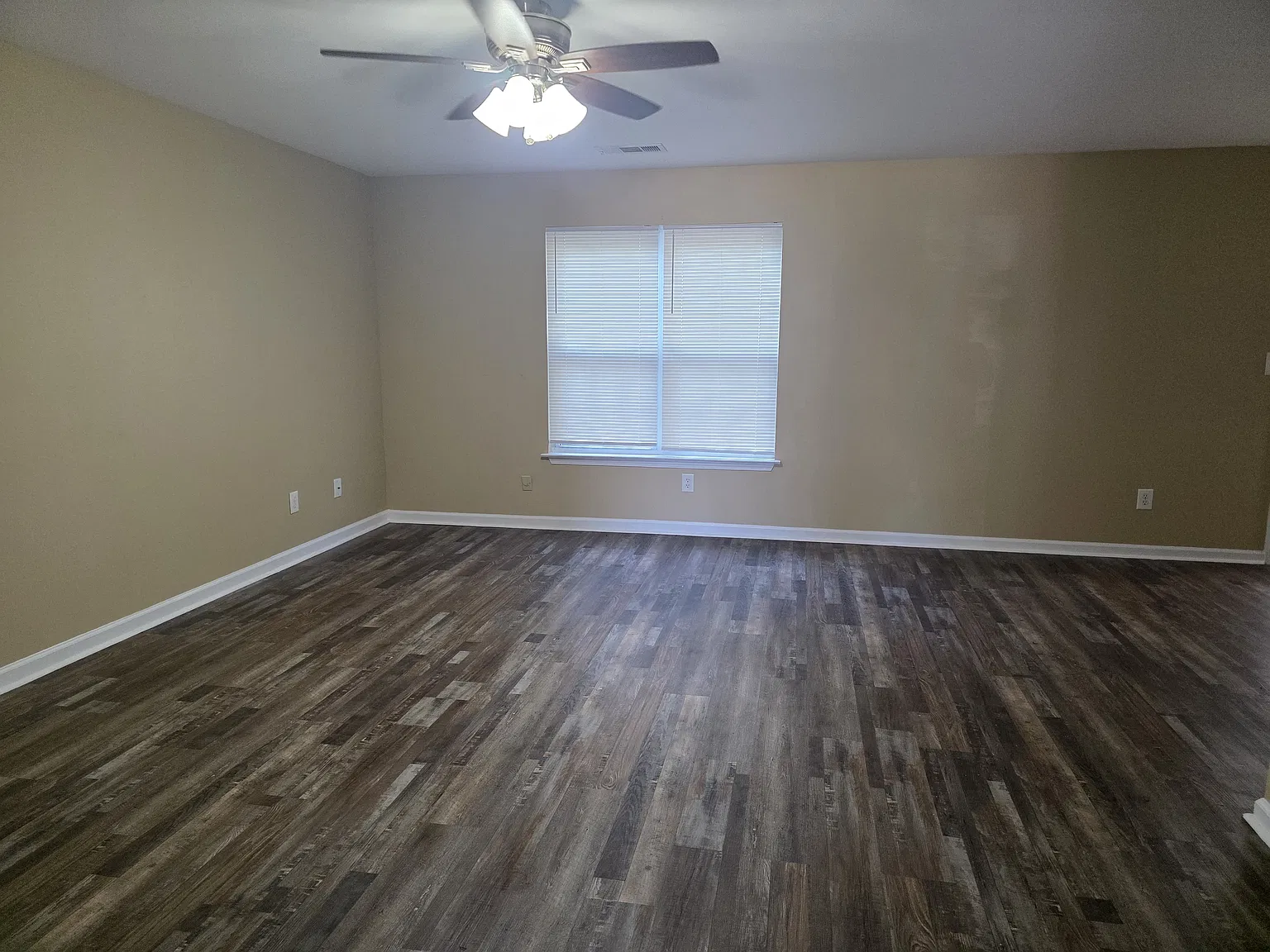 3 bed, 2.5 bath, 1512 sqft, $1,650 — Photo 3