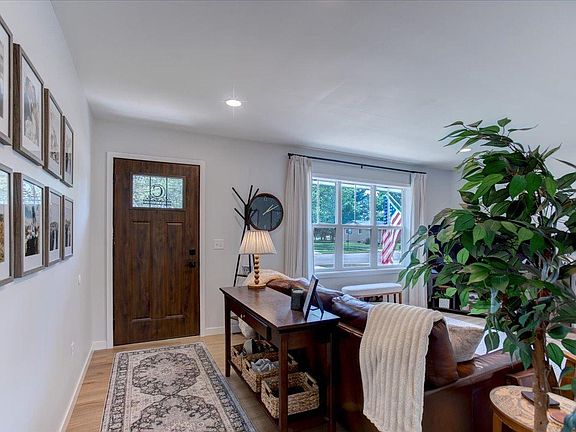 4th image of 421 21st Ave W