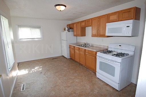 3rd image of 432 Sherburne Ave