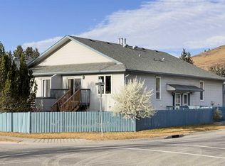 532 1st St E #2, Cochrane, AB T4C 1C5