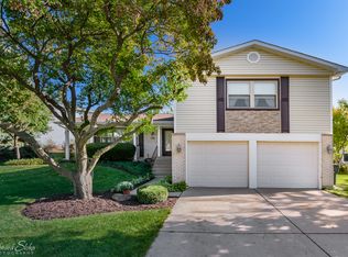 4231 N Sturbridge Dr, Hoffman Estates, IL 60192