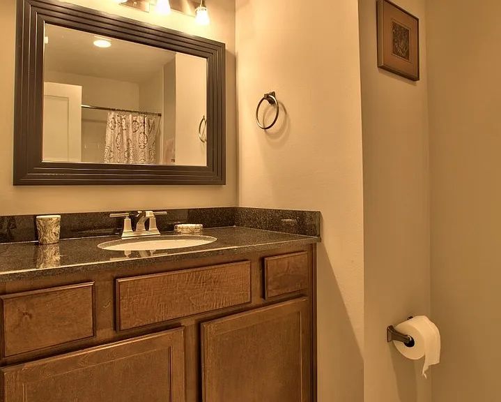924 E 51st St #106 — Photo 29