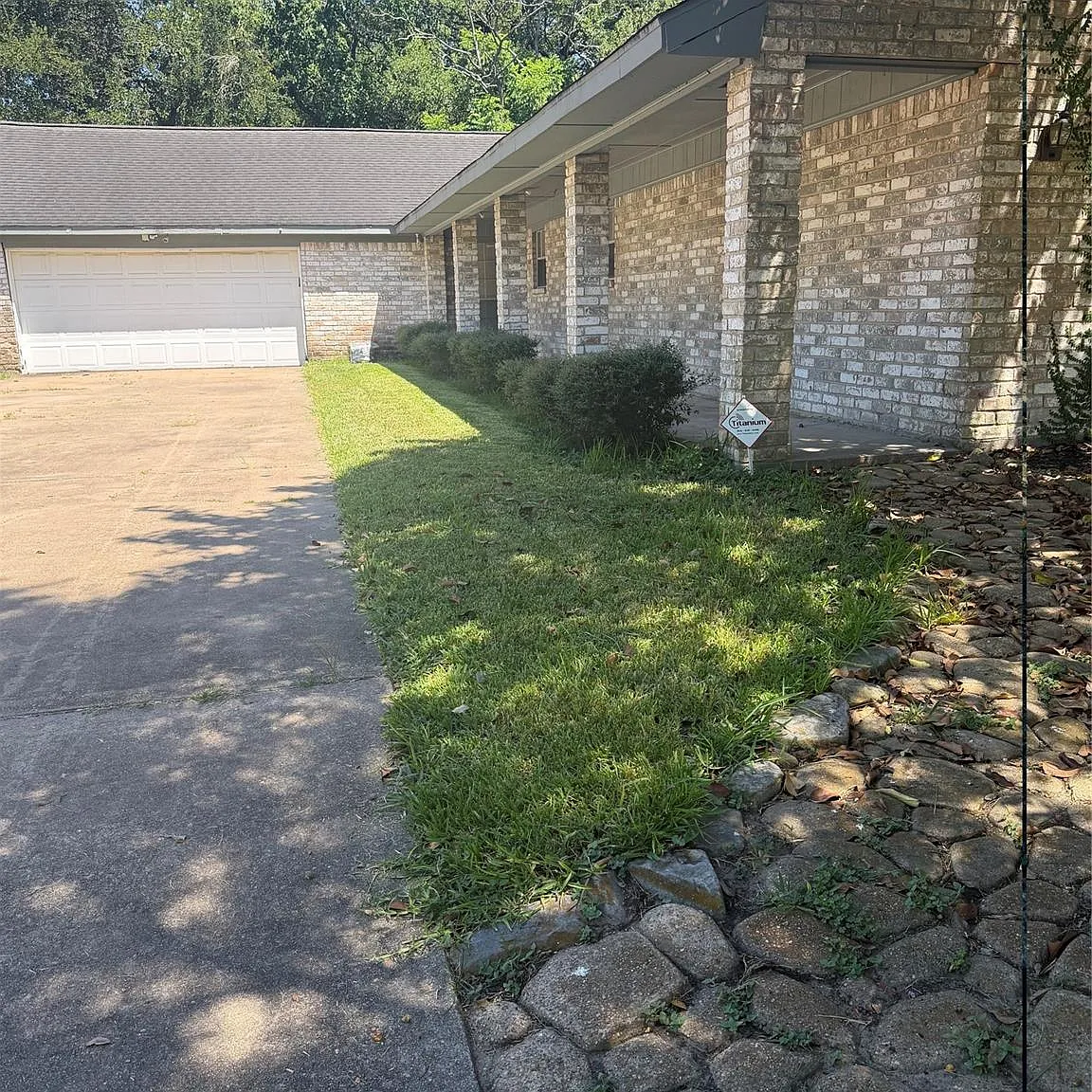 4 bed, 2.5 bath, 2276 sqft, $1,900 — Photo 1