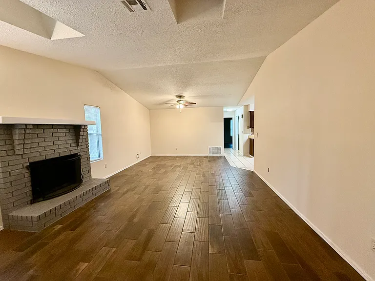 930 Century Dr — Photo 13