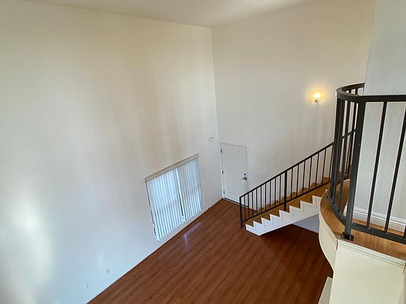 3rd image of 811 N Hayworth Ave APT 204
