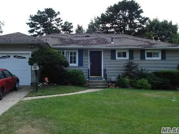 166 Massachusetts Ave, Bay Shore, NY 11706