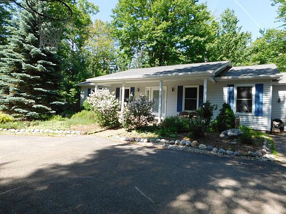 2nd image of 940 Robinhood Ln