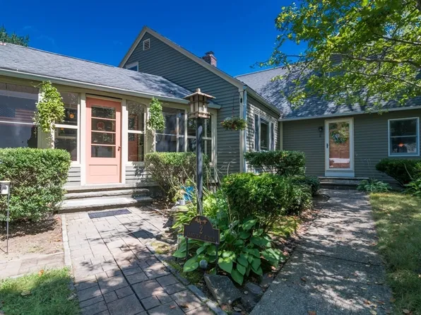 2 Lakeview Ave, Granby, MA 01033