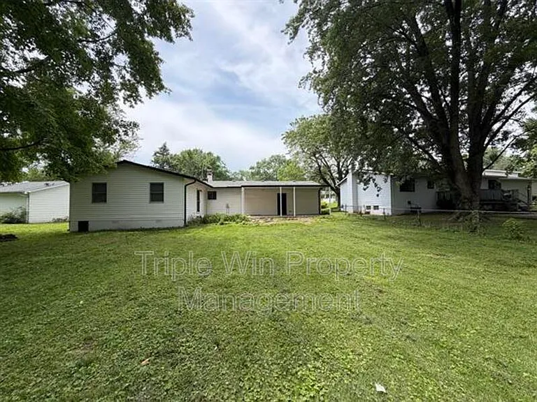 2245 Lindsay Ln — Photo 3