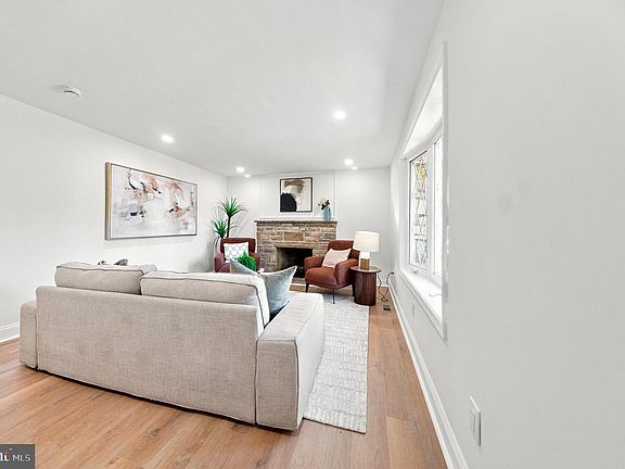 5th image of 223 Rosewood Ave