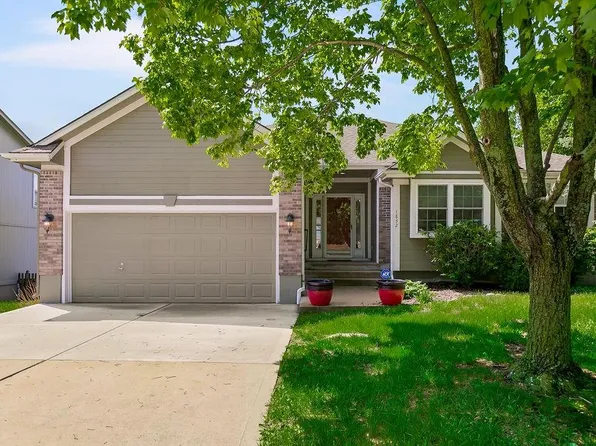 1832 NE Stonewood Dr, Lees Summit, MO 64086