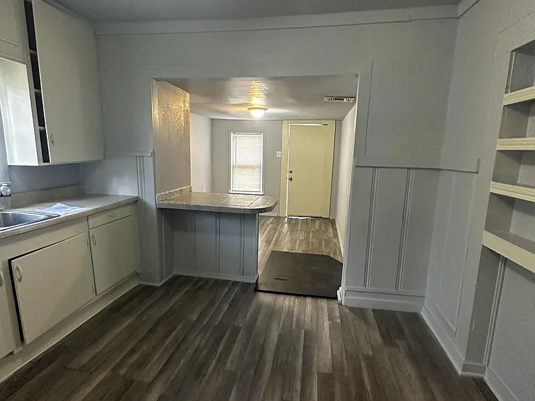 914 W Curtis Ave — Photo 4