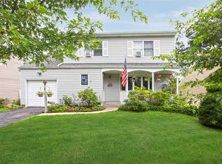 4 Chalden Ct, Huntington Station, NY 11746