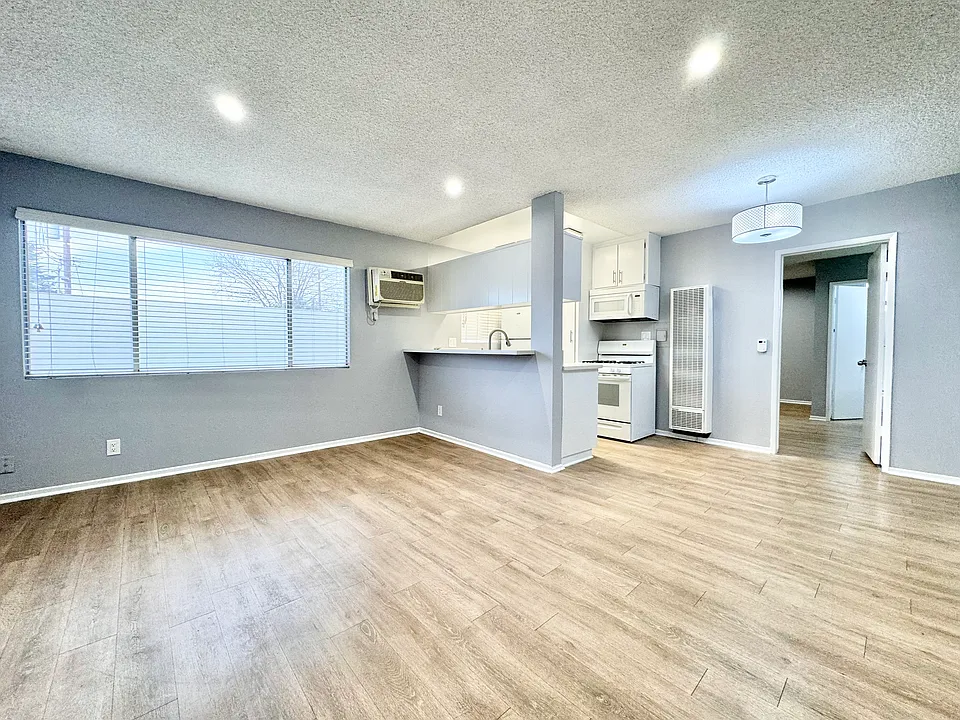 12309 Burbank Blvd #32