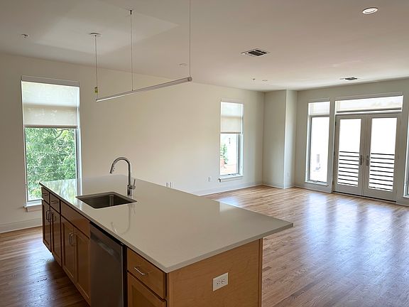 5th image of 386 Grant St #303