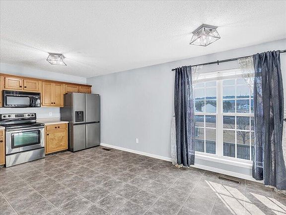 4th image of 242 Daisy Ln