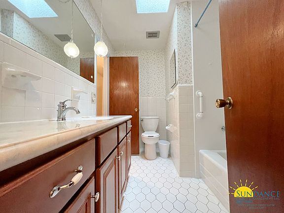 4th image of 33 Holly Ave