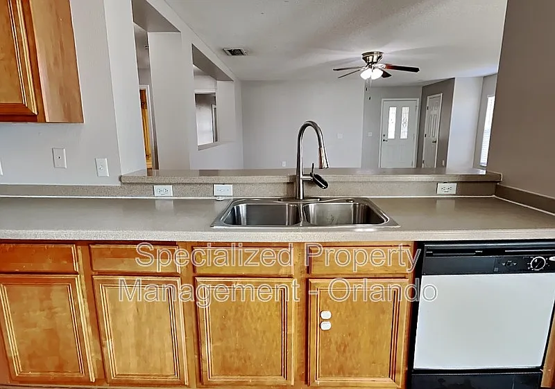3 bed, 2.0 bath, 1830 sqft, $1,599 — Photo 2