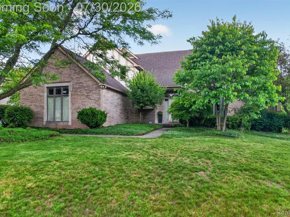 1808 Rolling Woods Dr, Troy, MI 48098