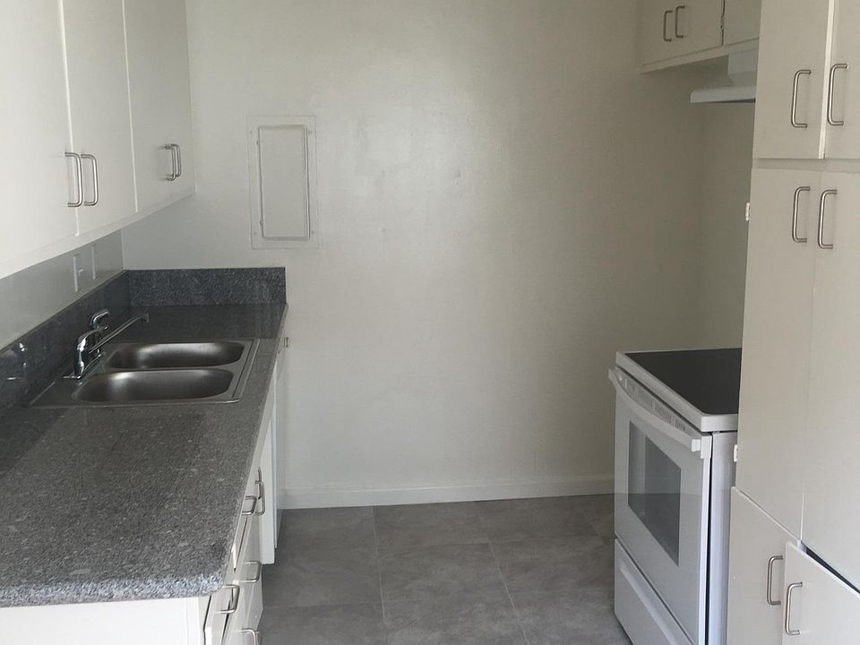 1st image of 13157 Oxnard St APT 102