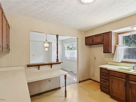 3rd image of 315 Melody Ln