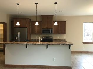 911 Fleetfoot Dr, Waukesha, WI 53186