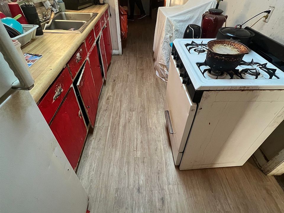 2nd image of 3172 Manhattan Ave