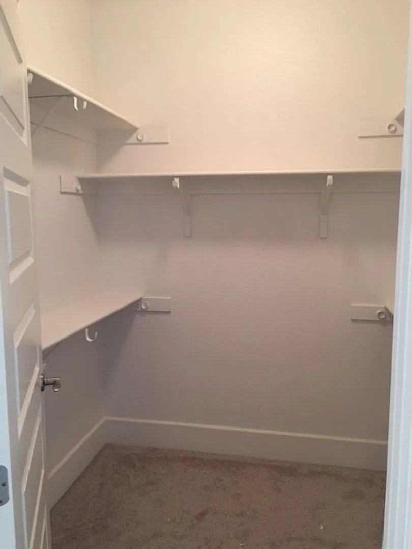 Great 4 Bedroom Home 2.5 bathroom house in East Garrison — Photo 2