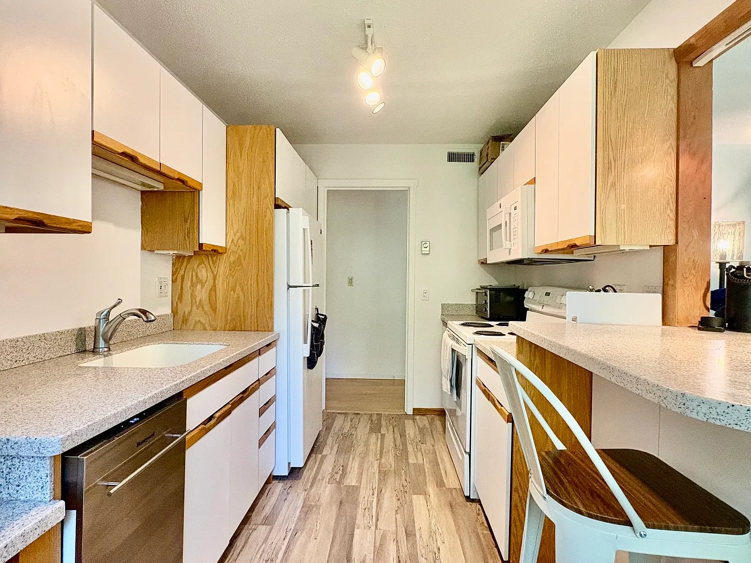 2 bed, 2.0 bath, 1044 sqft, $2,200 — Photo 4