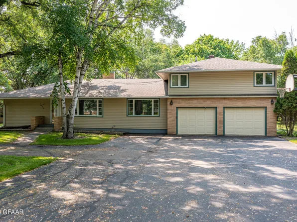 1009 Oakland Park Rd, Thief River Falls, MN 56701