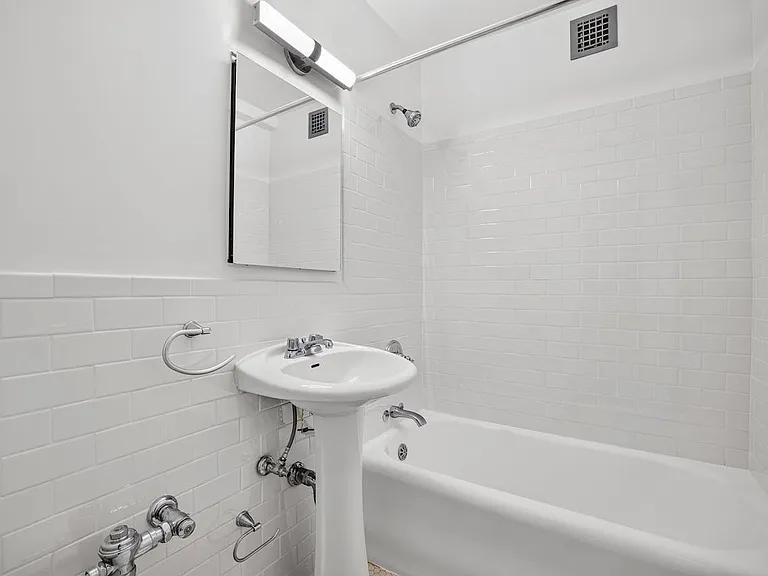310 E 44th St #221 — Photo 6