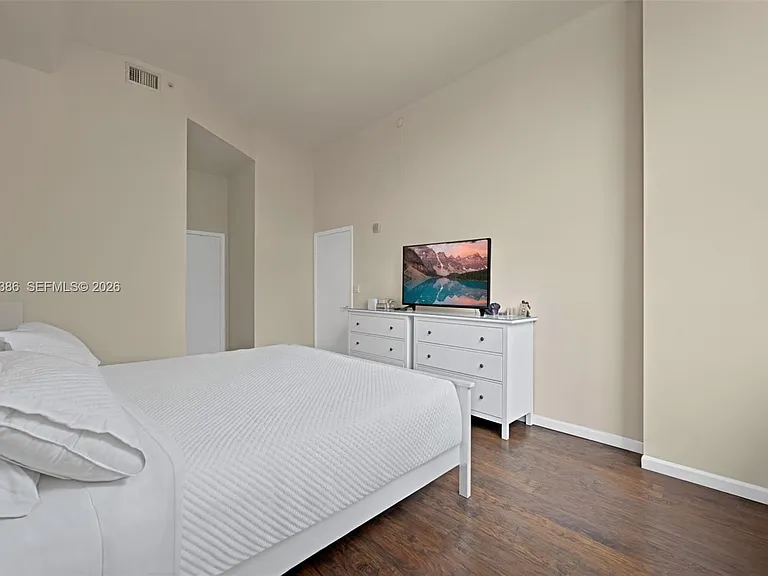 19501 W Country Club Dr #208 — Photo 11