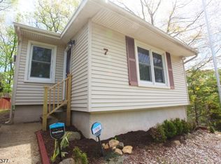 7 Tufts Trl, Hopatcong, NJ 07843