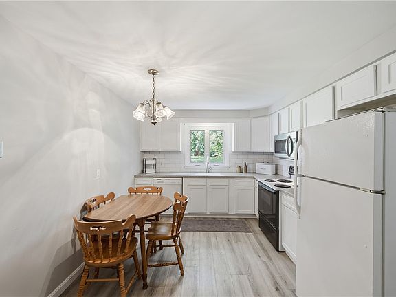 4th image of 1001 Reserve Rd APT 5